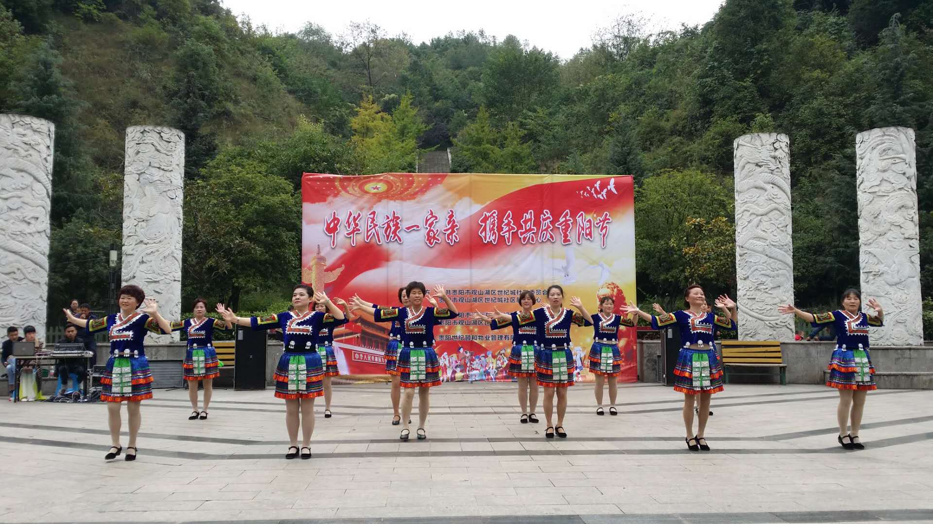 图1：世纪城第一居委会现场舞蹈表演.jpg