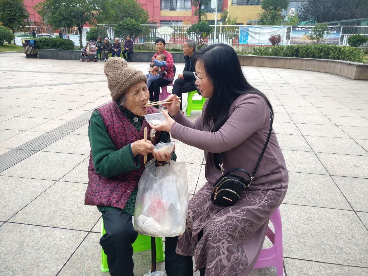 图4：计生协志愿者正把煮好的饺子喂给90多岁肖老奶奶吃.jpg