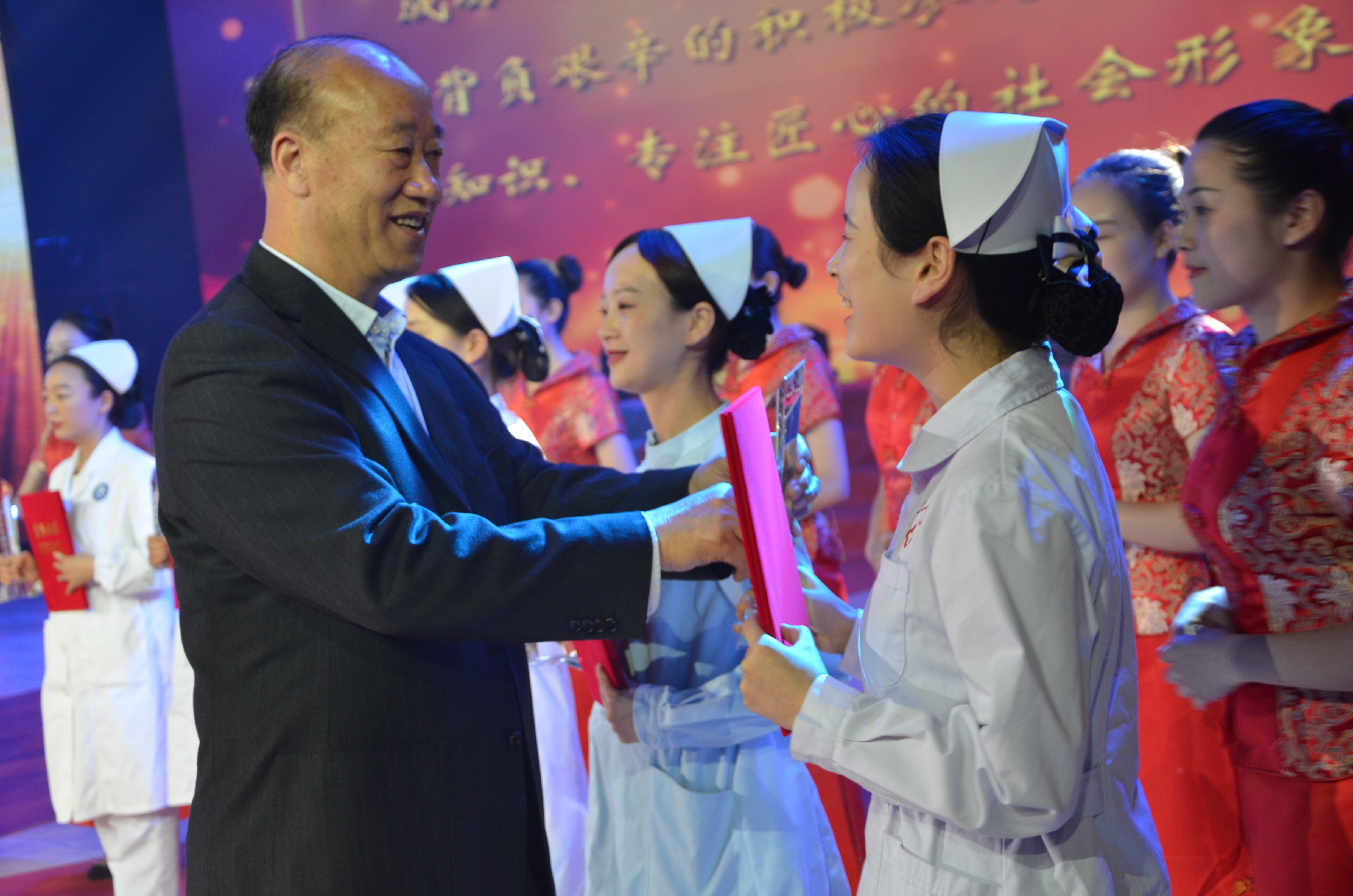 省政协副主席左定超向获奖者颁奖.JPG